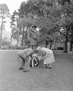 884270 Afbeelding van de kranslegging door burgemeester mevr. drs. M.W.M. ('Lien) Vos-van Gortel bij het standbeeld van ...